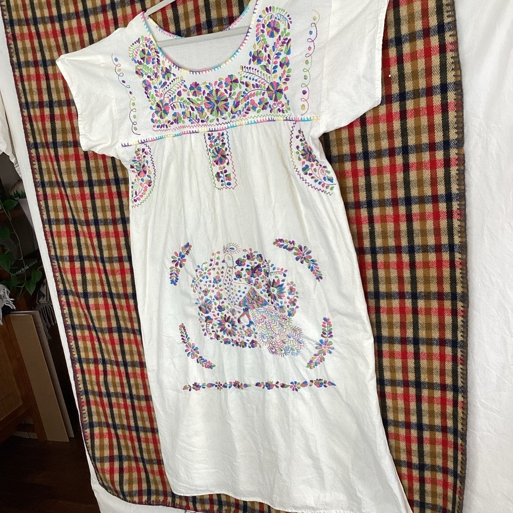 White embroidered Mexican Hispanic huipil dress - Picture 5 of 9